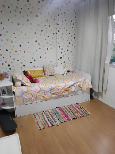 Cama infantil com cama auxiliar