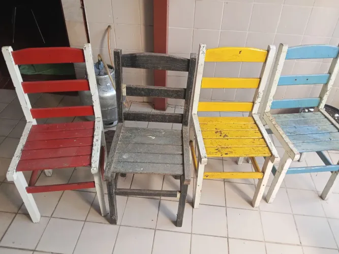 Vendo 4 cadeiras de madeira