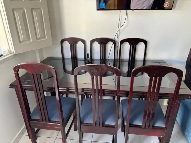 Mesa com cadeiras e armário