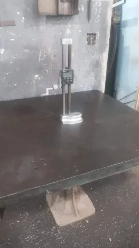 CONJUNTO DE MESA DESEMPENO DE FERRO FUNDIDO COM TRAÇADOR DE ALTURA E JOGO DE BLOCO PADRÃO