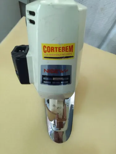 Maqujna de corte de confecção