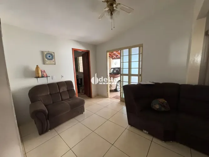 Casa com 3 quartos sendo 1 suíte, disponível para venda no bairro Granada em Uberlândia-MG