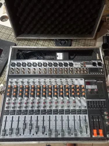 Mesa SoundCraft 16 canais 