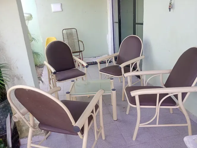 Conjunto de cadeiras para área, de ferro, tubolar, em ótimo estado de conservação.