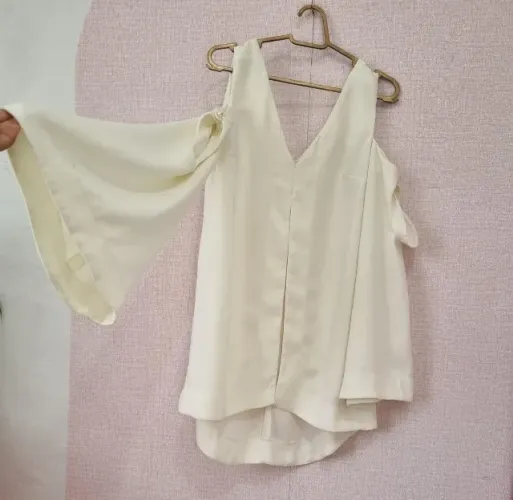 BLUSA DE MANGAS AMPLAS E RECORTES LILLY SARTI