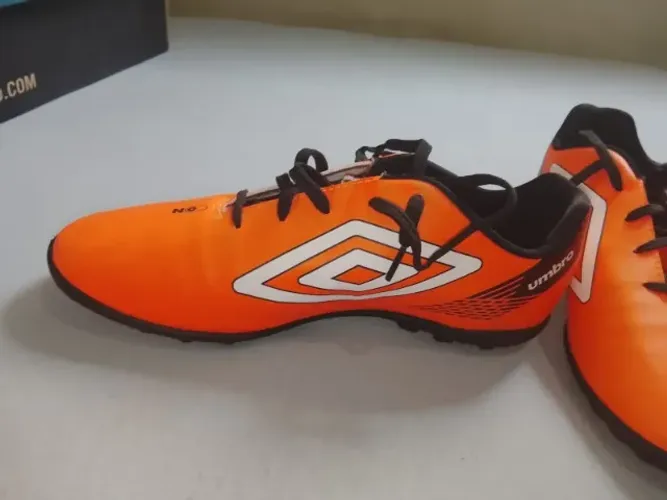 Chuteira umbro laranja número 43