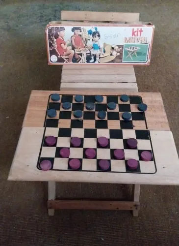 Antigo Brinquedo Infantil contendo Tabuleiro Articulável de Jogo de Dama e Cadeira