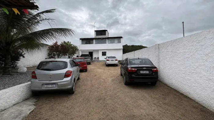 ALUGA-SE CASA POR TEMPORADA EM BEZERROS NA SUBIDA DE SERRA NEGRA