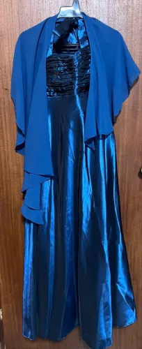 Vestido longo azul petróleo + estola leve | festa/formatura elegante