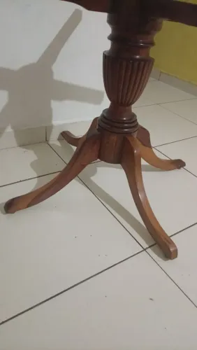 Pe de mesa toda de jacarandá 