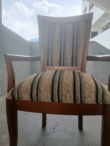 2 Cadeiras clássicas em madeira maciça, fabricação de 1999, estrutura impecável e selo de 