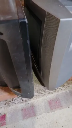Doação de 2 Televisão Philips Antiga de Tubo para manutenção ou retirar peças.
