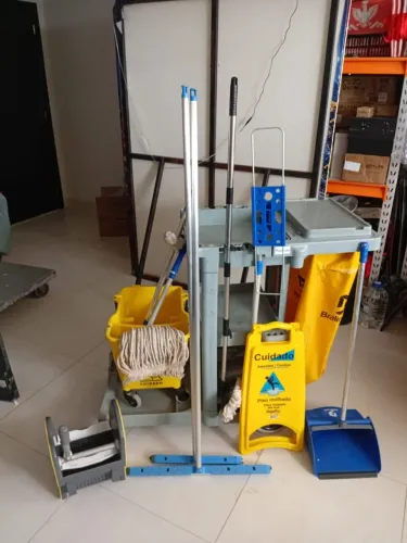 Carrinho de limpeza completo 