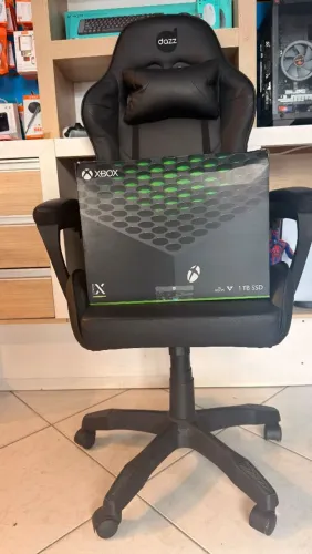 Xbox Series X com jogos e cadeira gamer Dazz