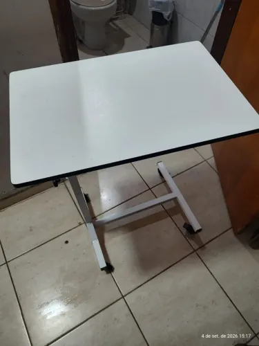 Mesa auxiliar hospitalar 4 rodas com trava