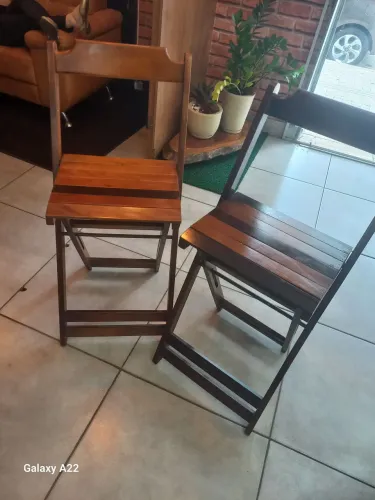 Par de Cadeoras Dobráveis de Madeira ( Estilo Bar ).