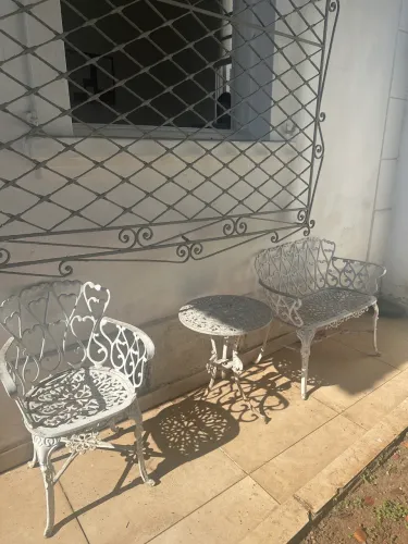 Mesa e cadeiras de ferro