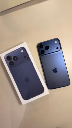 iPhone 17 Pro Max azul, 256 GB, com apenas 5 meses de uso.