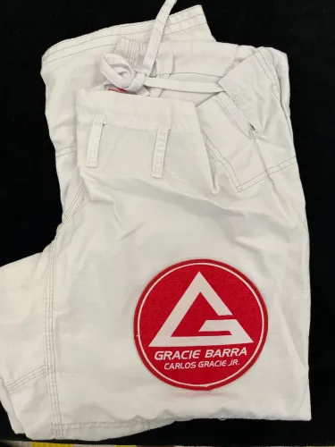 Kimono A2 + Calça + Rash Guard M e Camisa de treino Gracie Barra A2 (Usado apenas uma vez)