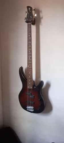 Baixo yamaha