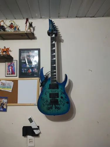 Vendo ou troco essa linda guitarra.