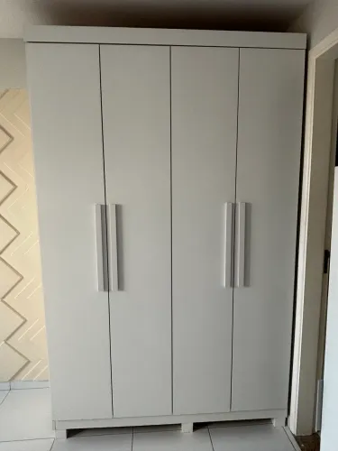 Vendo guarda-roupa branco muito conservado.