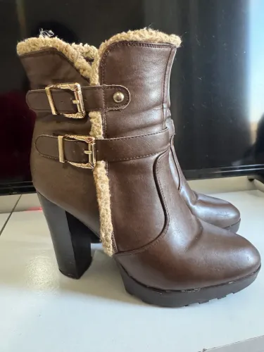 Bota de couro marrom 37