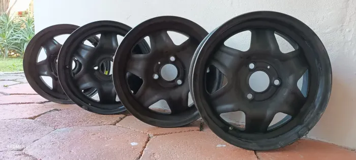 Jogo de Rodas de Ferro Originais Renault Kwid (Aro 14 - 3 Furos) - R$ 840,00