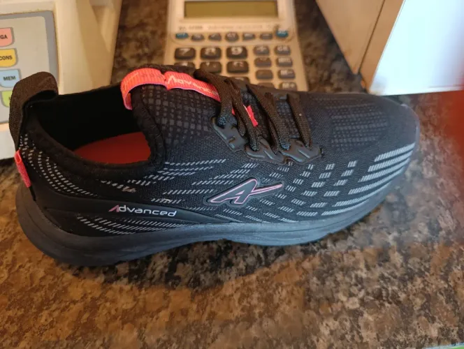 Tênis novo super confortável calça 35 a 36