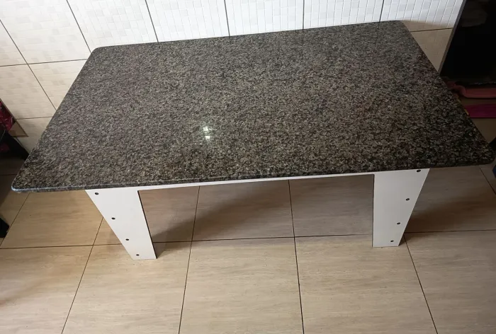 Mesa com tampa de mármore