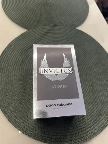 Invictus - Caixa e frasco originais (vazio) 