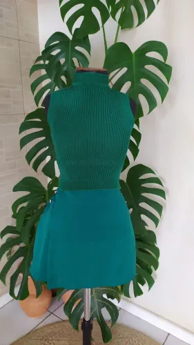Short saia verde com elástico na cintura e cropped em linha Tam M
