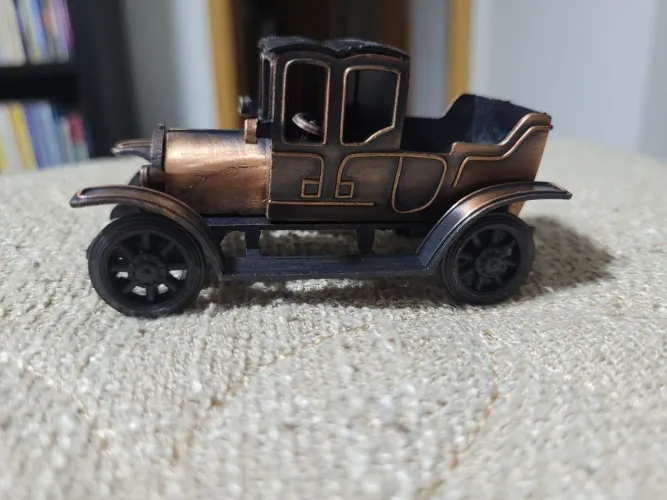 Miniatura apontador colecionável, em metal: carro clássico. <br>Nova.<br>Com a caixa.
