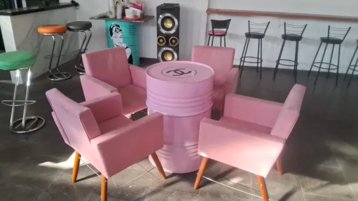 Conjunto de Poltronas Rosa + Mesa Estilo Tambor | Área Gourmet / Café / Recepção