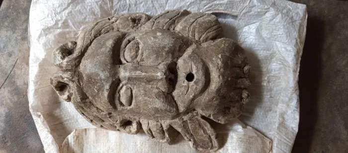 Peça antiga feita com pedra sabão pesa mais ou menos uns 20kg É uma Peça, uma cara antiga 