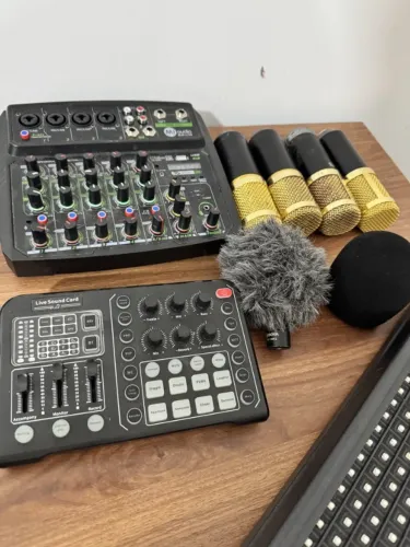 Kit Estúdio Podcast: Mesa de Som + 4 Microfones + Fones + Painel LED