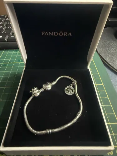 Pulseira Pandora original com 2 berloques 