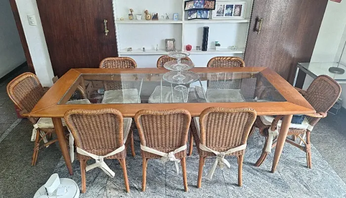 Mesa de Jantar Grande com Tampo de Vidro + 8 Cadeiras - Linda!