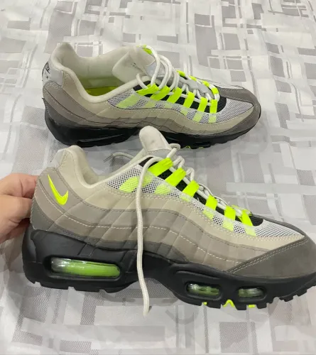 Tênis Nike Air Max 95 OG Neon apresenta um design icônico com detalhes em verde