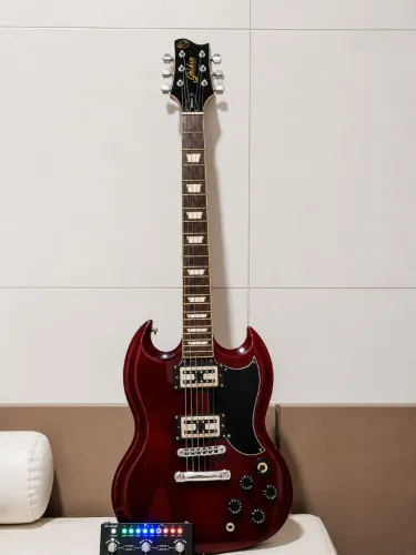 guitarra SG marca Golden serei com Ibanez som incorpado ótimo para rock blues e etc 