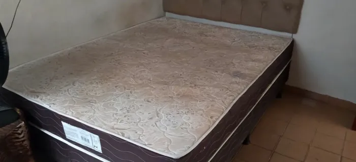 Cama casal Queen , r$ 500 , dispenso curiosos