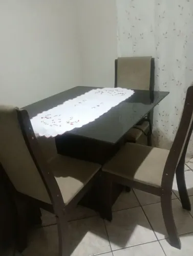 Mesa com tampo de vidro e 3 cadeiras 01 aparador
