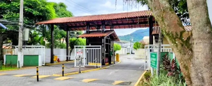 Casa 3 quartos . Taquara-Estrada da Boiuna. Condomínio fechado com segurança.