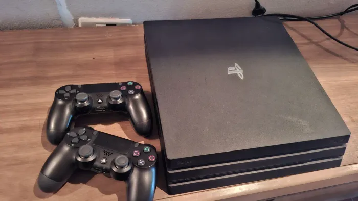 Ps4 Pro, acompanha 2 controles. Aceito trocas