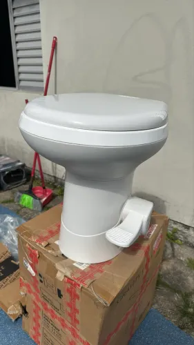 Vaso Sanitário Fixo por Gravidade com Acionamento por Pedal (Perfil Alto)