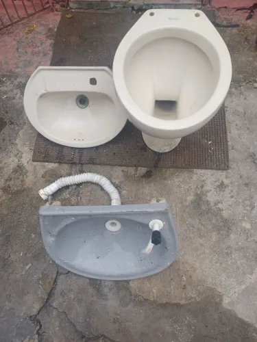 Conjunto de aparelho sanitario bom sem trincos usado mas bom acompanha pia com torneira100