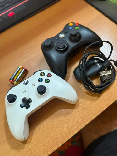 controle xbox one e xbox 360 funciona perfeito (ambos com leve drift no analogico direito)