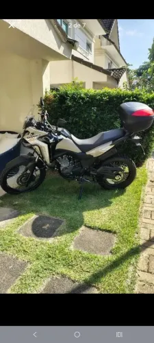 Moto na garagem com capa, saiu da fábrica pra minha garagem 130km rodado.