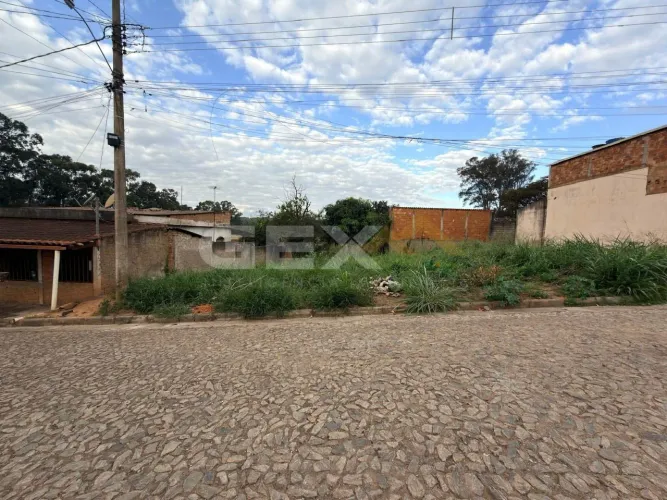 Terreno à Venda com 300m² no Bairro Rancho Alegre em Divinópolis MG.