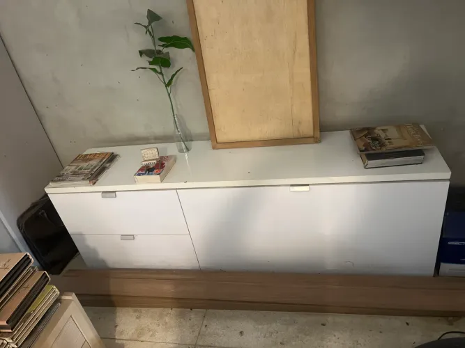  Móvel branco de Laka gavetão e porta articulada 